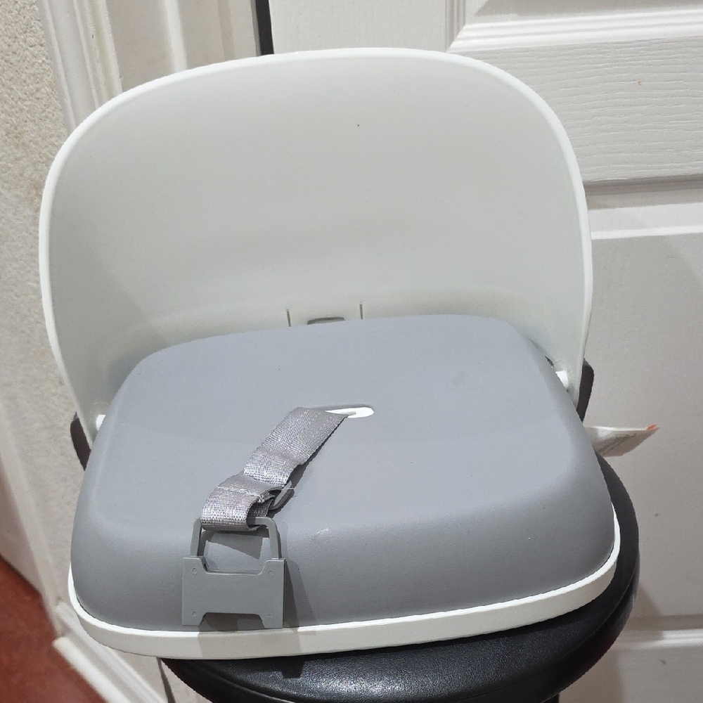 Oxo White Booster Seat with Straps